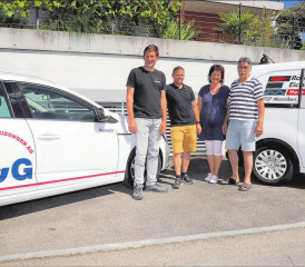 Die Übergabe wird vollzogen: (v.l.): Martin Kaufmann und Livio Käser von der Hug Sanitär + Heizungen AG sowie die frisch pensionierten Bea und Roland Eichenberger. (Bild: rc.)