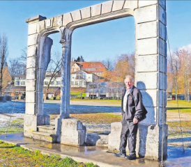 Der ehemalige Tierarzt Andres Brändli bei seinem Tor, das seit 2011 neben dem Dorfplatz in Kölliken steht. (Bild: Flurina Sirenio)