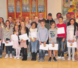 Grund zur Freude: Zwanzig Schülerinnen und Schüler der Musikschule Kulm durften im Beisein von Gästen ihre Zertifikate für den mCheck entgegen nehmen. (Bild: moha.)