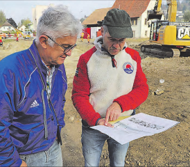 Orientierung vor Ort: Grabungsleiter David Wälchli von der Kantonsarchäologie des BKS (r.) zeigt Bauherr René Brogli, Inhaber der Firma Bromer Immobilien, wo vor 300 Jahren die spätgotische Kirche stand. (Bilder: rc.)