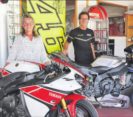 Abschied von der Sandgasse 37: Josef und Marianne Arnold mit der «46» von Valentino Rossi, dessen Yamaha das Wirken von «Brands-Hatch Motos» viele Jahre geprägt hat. (Bild: rc.)