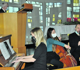 Sie machten den 4. Advent in Kirche Muhen zu etwas Besonderem: Patricia Ulrich (Klavier), Daniela Roos (Violoncello) und Lukas Roos (Klarinette) – in perfekter Absprache mit dem Pfarrer Thomas Michel. (Bild: st.)