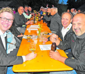 Die «Freiheit» den Referenten beim Gespräch zu überraschen: Regierungsrat Dieter Egli, Gemeinderat Patric Jakob und Thomas Räss, Kommandant der Feuerwehr Uerkental v. l. (Bild: aw.)