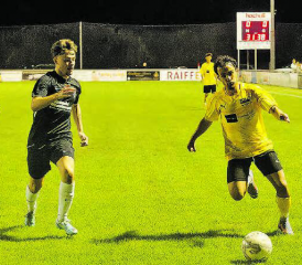 Laufduell gegen den Erlinsbacher gewonnen: Omid Jafari (r.) wird im späteren Verlauf des Spiels das 2:1 für Kölliken erzielen. (Bild: Roland Jaus)