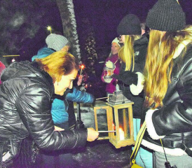 Hier konnten sich alle bedienen: Jugendliche brachten das Friedenslicht unversehrt von Zürich nach Schöftland. (Bilder: st.)