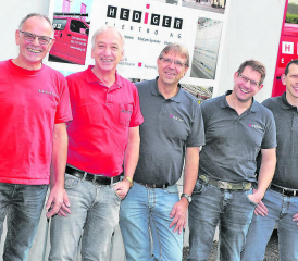Gemeinsamer Weg als Nachfolgelösung (v.l.): Samuel und Herbert Hediger von der Hediger Elektro AG, Käufer Roland Heiz, sowie die beiden Projektleiter Stefan Kolb und Sämi Brunner von der eatec. (Bild: rc.)