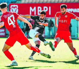 Als Sturmspitze oft auf verlorenem Posten. Varol Tasar versucht es gegen den FC Vaduz aus der Distanz. (Bild: Sarah Rölli)