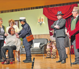 Die Theatergruppe Bottenwil feierte mit «Mörderstund isch ungesund» Premiere: Die Polizei griff zu, wer ist denn hier in die Zwangsjacke geraten? (Bilder: aw.)