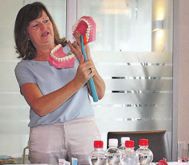 Richtige Zahnpflege: Die Referentin Lilian Suter betonte, dass Eltern für ihre Kinder eine wichtige Vorbildfunktion einnehmen. (Bild: zVg.)