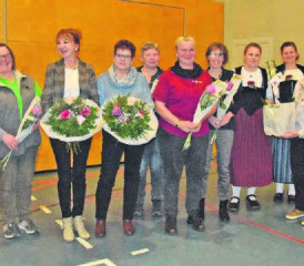 Ehrungen nehmen stets einen grossen Platz ein: Sonja Maurer, Ruth Bolliger, Roswitha Strittmatter,Therese Marti (beide abtretende Revisorinnen), Susanne Leu (Staffelbach), Käthi Reinhard (abgetreten, Reitnau- Attelwil), Barbara Lüscher (Holziken), Sandra Siegrist (Präsidentin), Christa Strub, (Aktuarin und neue Präsidentin Reitnau- Attelwil), Nelly Hunziker (abtretende Kassierin) Manuela Hunziker (Moosleerau). (Bilder: st.)