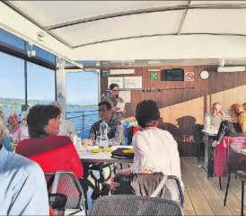 Schifffahrt mit dem Verkehrsverein Birrwil auf dem Hallwilersee: Vereinspräsidentin Monique Ernst begrüsste anlässlich der Generalversammlung auch die neuzugezogenen Birrwilerinnen und Birrwiler. (Bild: zVg.)