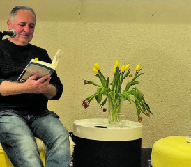 Der Oberkulmer Autor Bruno Heter las auf Einladung der Dorf- und Kulturkommission Oberkulm und der Regionalen Bibliothek Kulm in der Aula. (Bild: zVg.)
