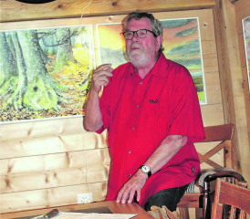 Eine packende Beschreibung seiner Arbeit brachte Alberto Romer bei der Vernissage im Huus 74 zu Gehör. (Bilder: grh)