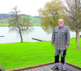 Voller Vorfreude: Während der Einrichtungsarbeiten waren die Temperaturen eher noch frisch. Doch Otto Schwizer hofft, dass er schon bald viele Badegäste empfangen und bewirten kann. (Bild: grh)