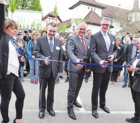 Das Band wird durchtrennt, der neue Zug gehört der WSB (vl.): René Fasel,Leiter Bahn und Severin Rangosch,CEO bei «Aargau Verkehr» sowie Dr. Thomas Ahlburg, CEO der Lieferfirma Stadler, weihen den neuen Zug ein. (Bilder: Remo Conoci)