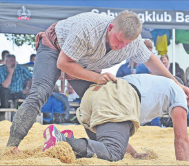 Lokalmatador im Einsatz: Der in Reinach aufgewachsene Matthias Furrer vertritt am 55. Homberg-Schwinget den gastgebenden Schwingklub Kreis Kulm. (Archivbild: wr)