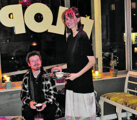 Eine Begegnung mit Kunst und den Menschen vor Ort bietet das Pop-up-Café am Bahnhof Beinwil am See. (Bild: grh)