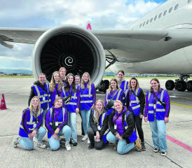 Die Damenriege Staffelbach freute sich über eine gelungene Vereinsreise, am Flughafen Zürich stand eine spannende Führung auf dem Programm. (Bild: zVg.)