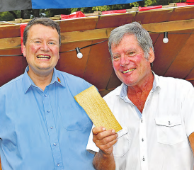 Ein Buchholzscheit als Symbol für den Allmendgedanken: Gemeinderat Daniel Wehrli dankte Christoph Fischer (r.) für seine informative Rede zur Bundefeier. (Bild aw.)