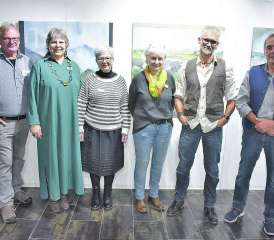 Präsentieren eine breit gefächerte Palette an Kunstwerken: Bruno Hartmann, Eva Erni, Marlyse Zuber, Monika Hüsser-Bäumlin, Sam Stauffer und Reto Baumann (v.l.n.r.). (Bilder: hg.)