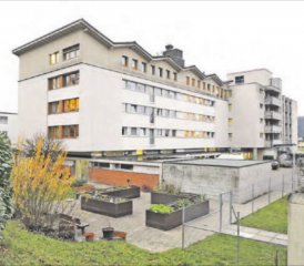 Das Suhrental Alterszentrum wurde 1966, damals noch unter dem Namen «Altersheim Schöftland», eröffnet. Heute ist es kein Blickfang mehr, konkrete Pläne für einen Neubau liegen jedoch keine vor. (Bild: rc.)