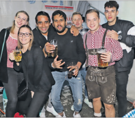 Die fröhliche Geselligkeit am Gränicher Oktoberfest ist allgegenwärtig. Die Organisatoren sprechen von stetig wachsenden Besucherzahlen, besonders am Samstag. (Bilder: Remo Conoci)