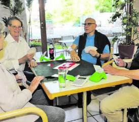 Bei der ersten von 13 Spielrunden an diesem Abend ist die Stimmung schon mal gut: Brigde-Club-Aarau-Präsident David Basler (r.) und Spielleiter Simon Wild freuen sich auf neue Teilnehmer. (Bild: rc.)