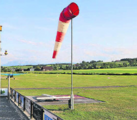 Blick Richtung «Holding Point Runway 33». Die Graspiste kann mittels Rasenrasterplatten gefestigt werden. Das Bundsgerichtsurteil ist endgültig. (Bild: rc.)