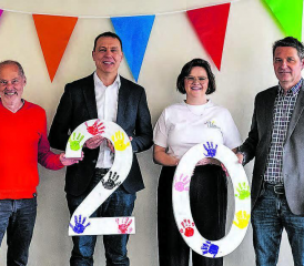 20 Jahre Kita Lumina Muhen: (v.l.n.r.) Hanspeter Brunner, Gemeinderat; Sascha Lang, Vorsitzender der Geschäftsleitung Stiftung Wendepunkt; Fabienne Härri, Leiterin Kita Lumina; Markus Stutz, Leiter Soziales Stiftung Wendepunkt. (Bild: zVg.)