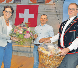 Ein «Gschänkkörbli» mit Produkten aus der Region überreicht: Festrednerin Lotti Baumann, Festorganisator und Gemeinderat Michel Strub sowie Jodler Walter Baumann (v. l.). (Bilder: aw.)