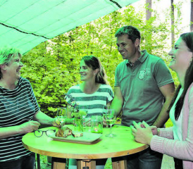 Das Soodhüslibräteln bot Gelegenheit für ungezwungene Gespräche: (v.l.) Helen Dietsche (AGV), Cornelia und Thomas Bertschi (R.Steiner AG Bauunternehmung), Dzenita Buljina (Die Mobiliar). (Bild: zVg.)