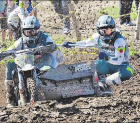 Bolliger/Leutwyler vom MC Ruedertal rollten nach einem Sturz das Feld von hinten auf. (Bild: dr.)
