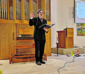 Der neue Pfarrer Sandor Jakab gestaltete seinen ersten Gottesdienst kindgerecht. (Bilder: zVg.)