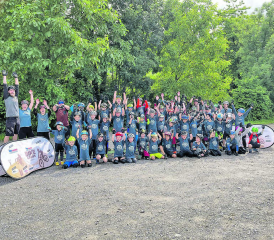 Gruppenfoto auf dem Parkplatz der ZehnderMatte: Das Bike-Camp in Gränichen erfreute sich bei den vielen sportlichen Kindern grosser Beliebtheit. (Bild: zVg.)