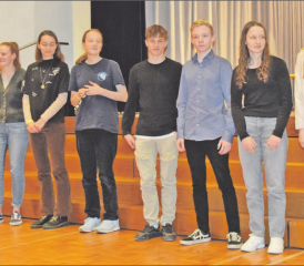 Die Besten der Abschlussklasse wurden geehrt: Sie alle erreichten einen ausgezeichneten Notendurchschnitt und durften eine Anerkennung entgegen nehmen. (Bilder: st.)