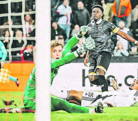 Die drei Punkte bleiben in Aarau. Zum Entsetzen aller anderen Spieler trifft Colin Odutayo zum einzigen Tor des Abends. (Bild: Sarah Rölli)