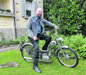 Bruno Rudolf: Der Reinacher Gemeinderat und Grossrat (57), ist noch heute ein Töffli-Freak. (Bild: René Fuchs)