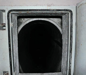 Der alte Notausgang führte unterirdisch zum Schulhausplatz. Heute ist der Ausstieg zubetoniert.