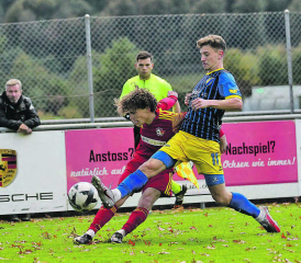 Der SC Schöftland im Hintertreffen: Roan Noordijk (l.) gelingt es nicht, den Ball an Bubendorfs Boas Tschopp vorbei zu bringen und der SCS verliert auch dieses Spiel. (Bild: Otto Lüscher)