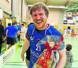 Armin Frey gelang das entscheidende Tor: Er freut sich über den Sieg im 2. Playoff-Spiel und die vom Gontenschwiler Piratenbeck persönlich überreichte Süssigkeit als Auszeichnung zum «Best Player». (Bild: Roland Jaus)