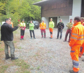 Im Einsatz für die Natur: Hanspeter Lüem (links) und Förster Martin Leu erklären den Teilnehmern den Tagesablauf. In der grünen Jacke ist auch Schöftlands Gemeinderätin Trudi Müller zu erkennen. (Bild: zVg.)