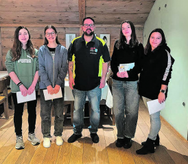 Neumitglieder wurden willkommen geheissen: (v.l.) Melinda Marti, Maira Wildoner, Melissa Inderbitzin und Ilenia Kronenberg. Mittendrin Präsident Roger Kronenberg. (Bild: zVg.)
