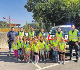Verkehrserziehung ist eine der Aufgaben der Repol: Die Erstklässler aus Schöftland lernen sich im Strassenverkehr richtig zu verhalten. (Bild: Alain Marti/zVg.)