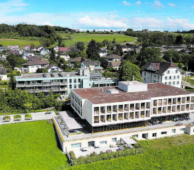 Residenz Falkenstein Menziken – wunderbare Aussicht ins Wynental und die Bushaltestelle gleich vor der Eingangstür!