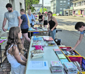 Erfreute sich grosser Beliebtheit: Der Medienflohmarkt der Bibliothek Unterkulm konnte bei gutem Wetter durchgeführt werden. (Bild: zVg.)