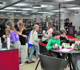 Es wird miteinander gerätselt und auch für Getränke ist gesorgt. (Bilder: mek)