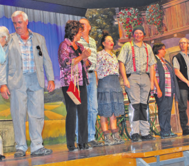 Theater im Saalbau Boniswil: ein Bergbauer, sein verschuldetes Heimetli und die Ereignisse drumherum strapazierten die Lachmuskeln des Publikums. (Bilder: hh.)