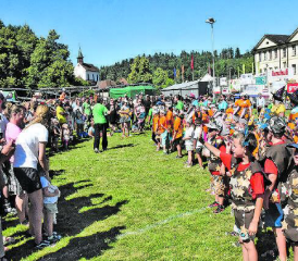 Alle sangen gemeinsam mit: Den Jugendfestsong «Magisch unterwägs». (Bilder: aw.)