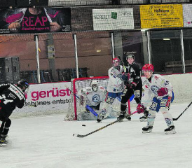 Viel Druck aufs Tor – die Red Lions holten sich gegen Vallée de Joux die ersten Punkte in der Abstiegsrunde. (Bild: Roland Jaus)