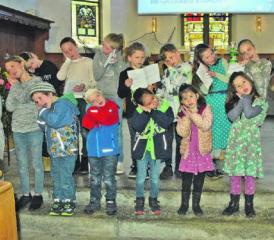 Bewegte Lieder: Die Kinder machten entsprechende Bewegungen zu den Liedtexten. Die Leiterin, Rahel Seibert, begleitete sie dabei mitfühlend. (Bilder: st.)